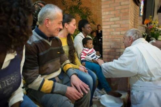 Am Gründonnerstag wird der Papst die Füße von 12 Flüchtlingen waschen